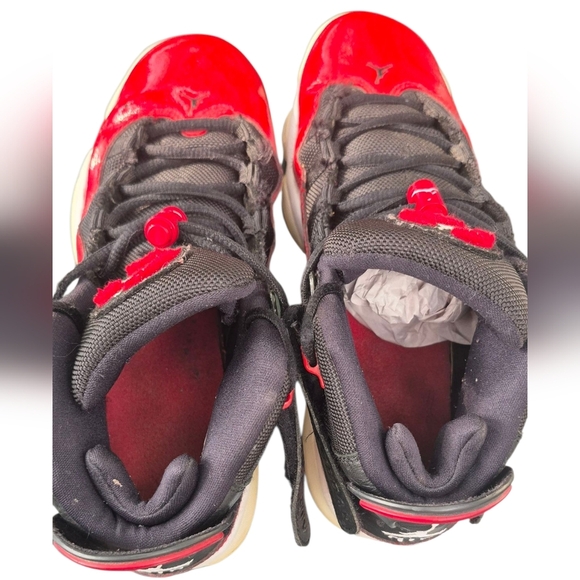 Jordan Red and Black Sneakers Striking Two-Tone Design - Picture 4 of 8